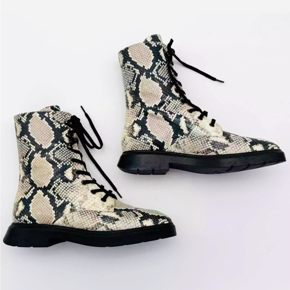 Stuart Weitzman Mc Kenzee python embossed combat boot NEW + dust bag. Size 6.5 - Picture 3 of 9